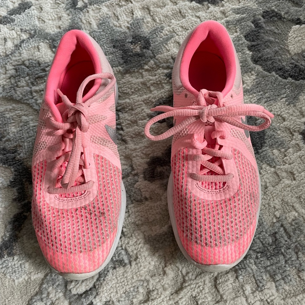 Youth pink Nike sneakers size 4 - Picture 2 of 6